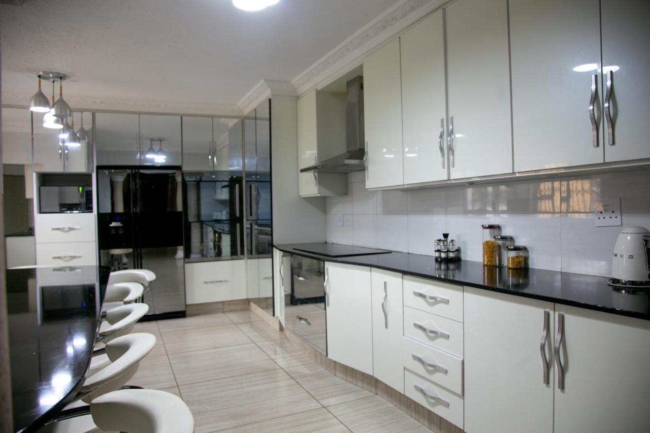 Angelocean Guest House Witbank Eksteriør billede